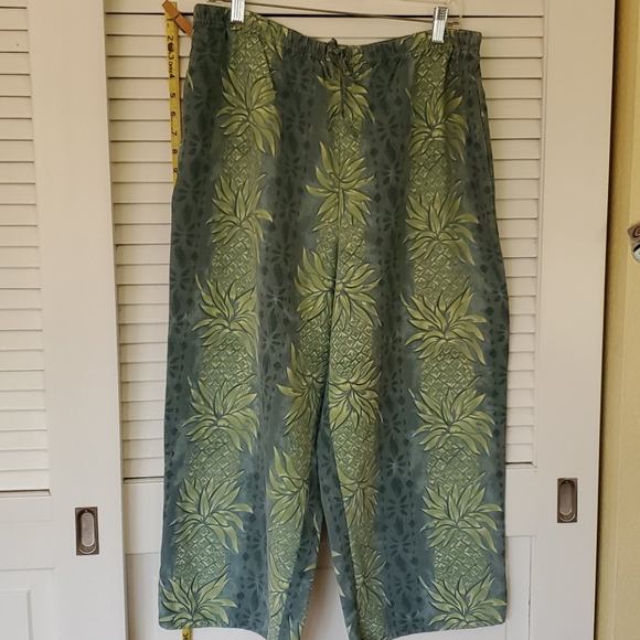 Tommy Bahama Capri Pants
